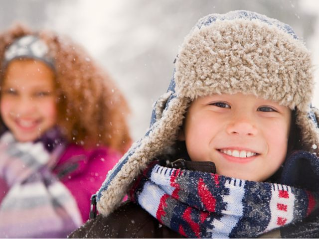 Deux jeunes enfants en colo de vacances à Vassieux en Vercoirs cet hiver