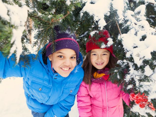 Deux enfants en colo à la neige cet hiver