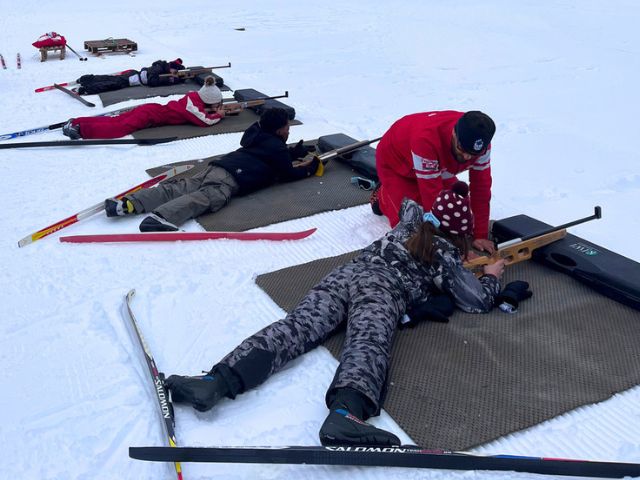 Enfants qui s'initient au biathlon en colo de vacances à la neige