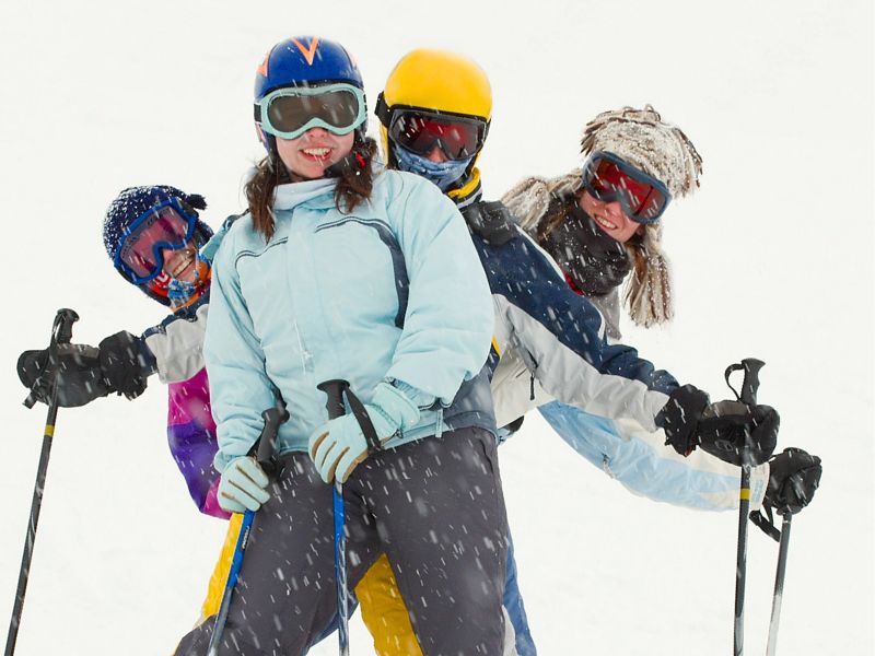 Groupe d'ados en colo de vacances ski aux 2 Alpes cet hiver