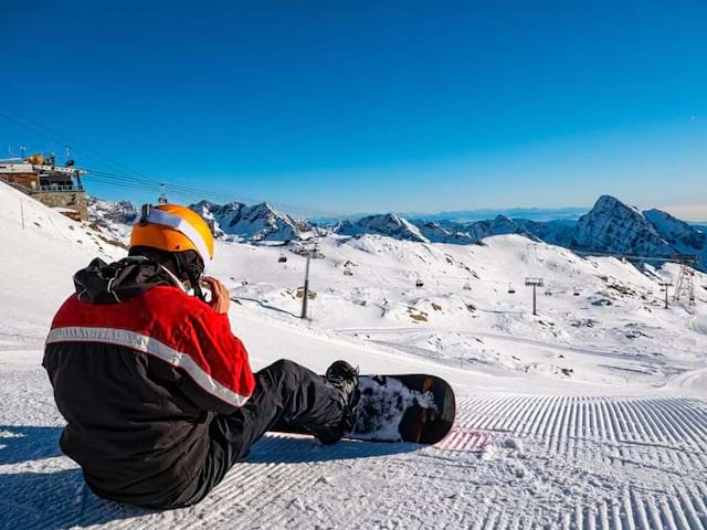 Ado qui fait du snow en colo de vacances aux 2 Alpes