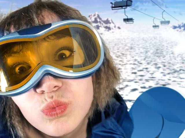 Jeune fille en colo de vacances cet hiver aux 2 Alpes