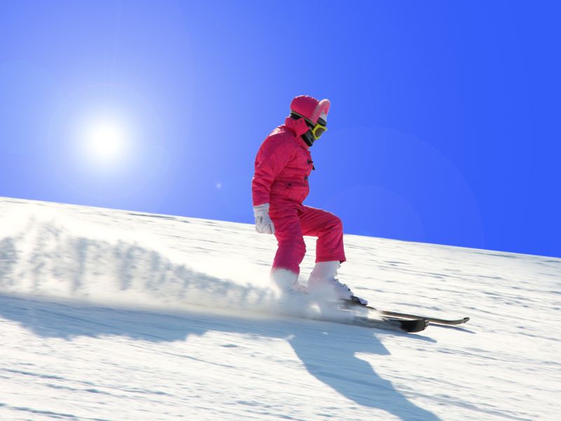 Jeune fille qui skie en colo de vacances cet hiver aux deux alpes