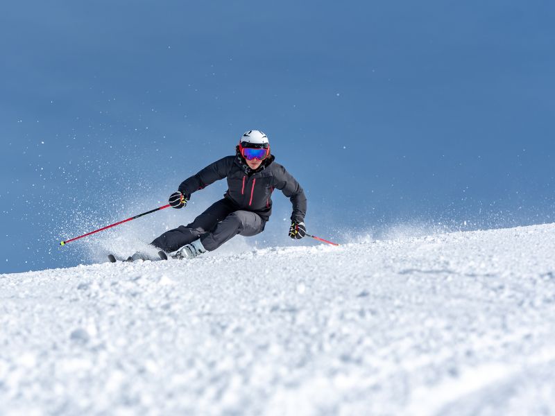 Ado qui descend à ski en colonie de vacances Ski et Snow