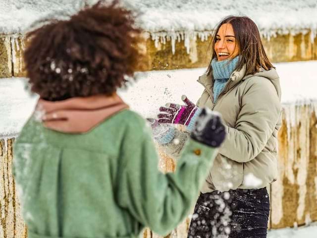 Deux jeunes ados qui s'amusent dans la neige en colo de vacances Ski et Snow cet hiver