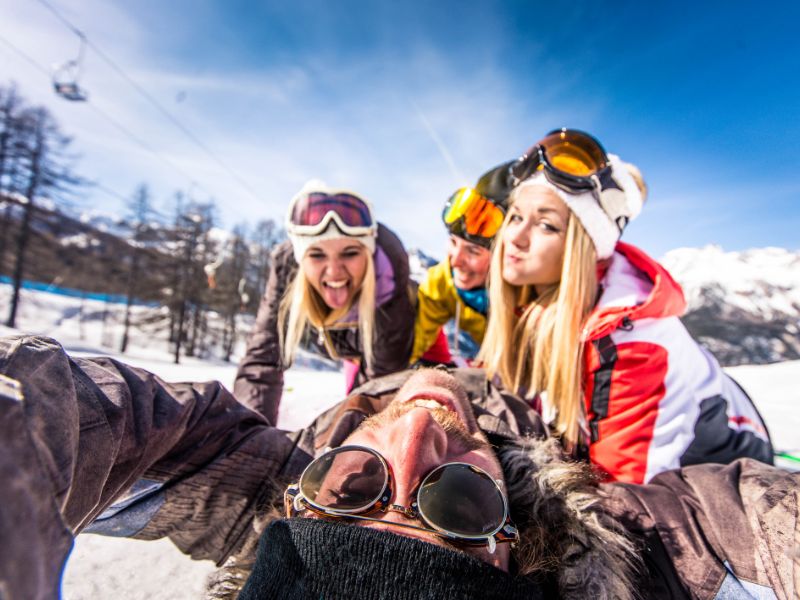 Groupe d'ados en colo de vacances Ski et Snow cet hiver