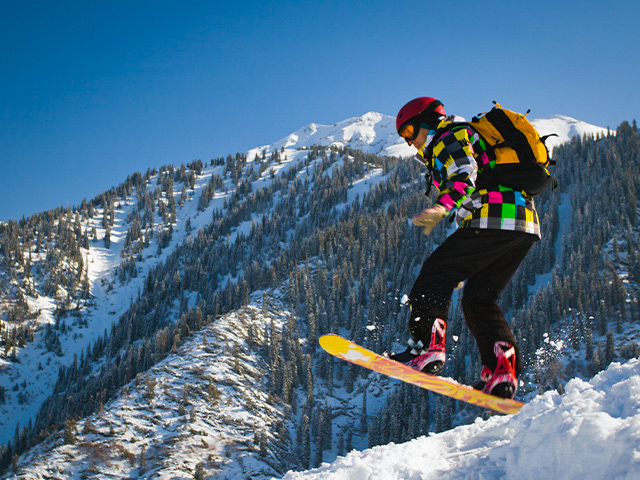 jeune faisant du surf ou snowboard sur neige sejour sports d hiver jeunes fevrier 