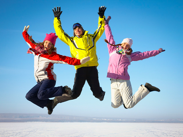 adolescents sautant heureux colo de vacances a la neige a l etranger fevrier  