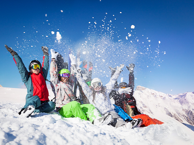 groupe d ados dans la neige sejour a l etranger bulgarie fevrier