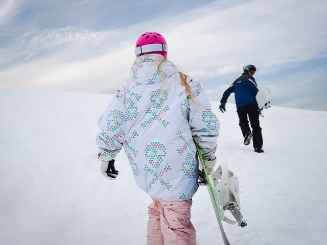 jeune fille et son snowboard sur piste enneigee colonie de vacances adolescents hiver