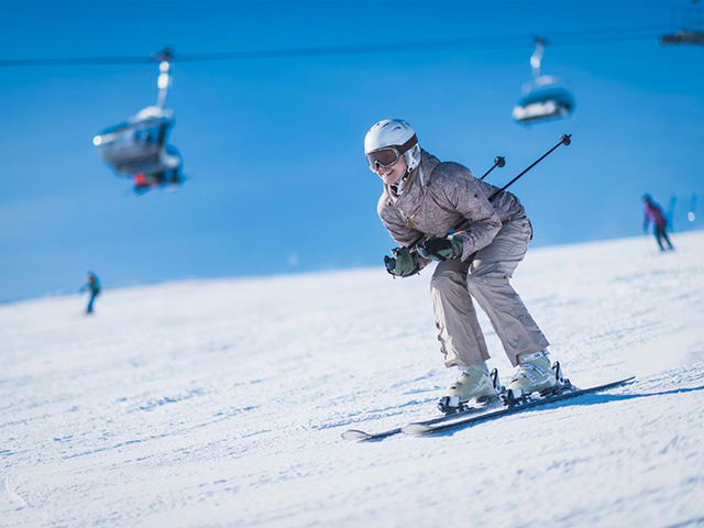 ado sur ses skis devalant la piste sejour bulgarie fevrier