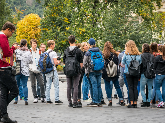 groupe de jeunes visitant la ville de sofia en bulgarie voyage a l etranger hiver 