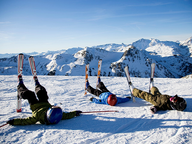 préados couchés sur les pistes de ski andorre