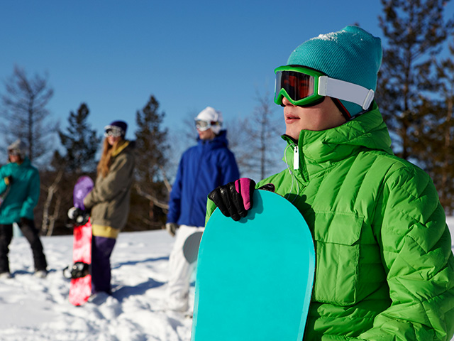 préadolescent planche de snowboard vacances hiver