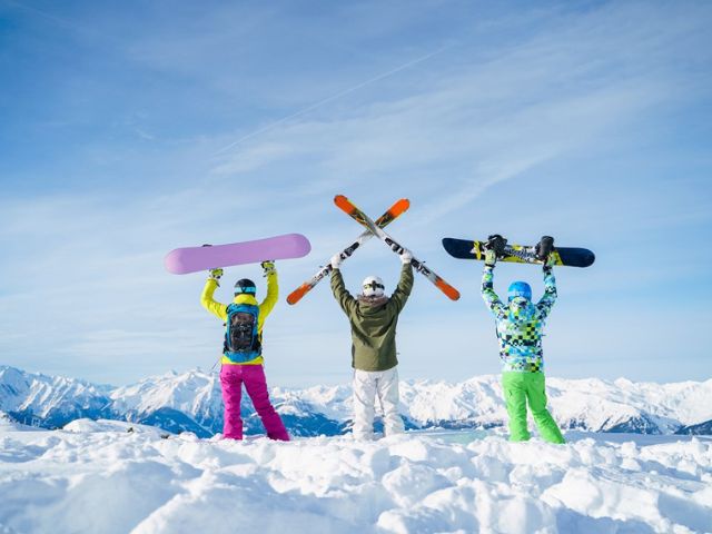 Groupe de jeunes ados en colo de vacances cet hiver en Italie