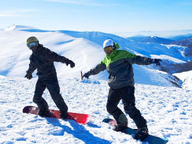 Deux jeunes en colo de vacances Ski et Snow aux Sestrières en Italie