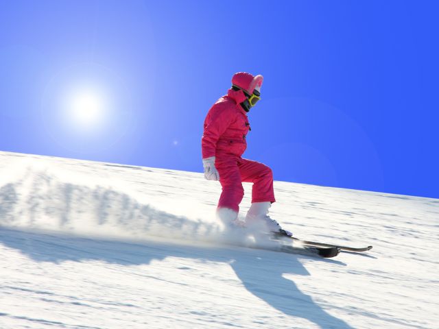 Jeune ado qui dévale les pistes de la Voie Lactée en Italie en colo de vacances Ski cet hiver