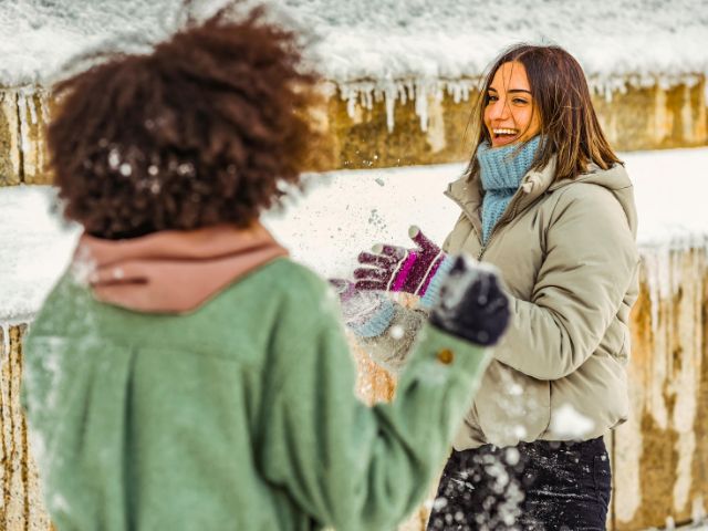 Jeunes filles qui s'amusent dans la neige cet hiver aux Sestrières en Italie en colo ski