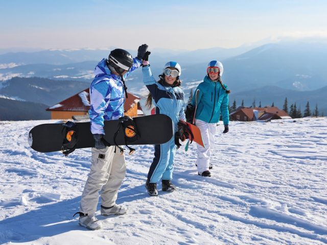 Groupe d'ados en colo de vacances qui profitent du domaine de la Voie Lactée cet hiver