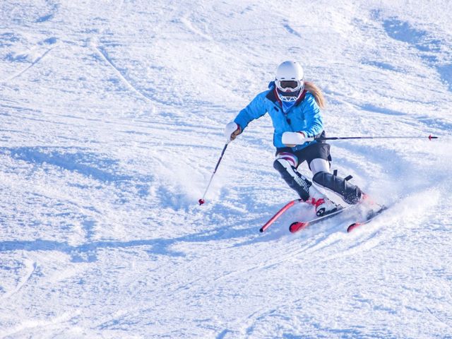 Jeune ado en colo de vacances cet hiver qui dévale