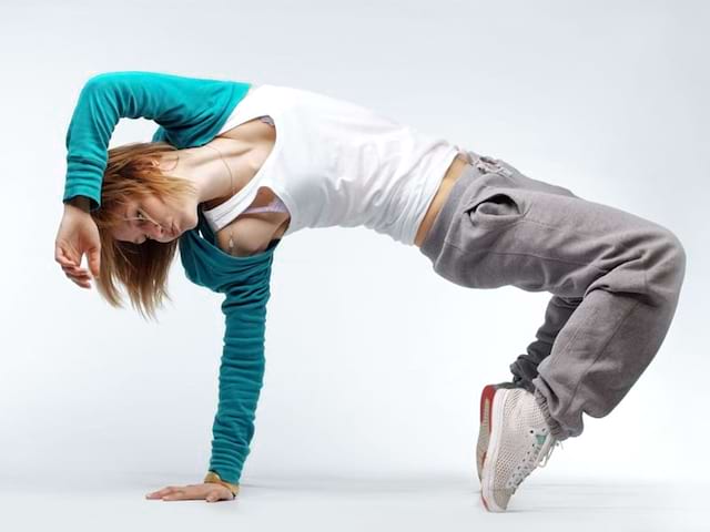 adolescente faisant du hip hop en colonie de vacances danse spectacle