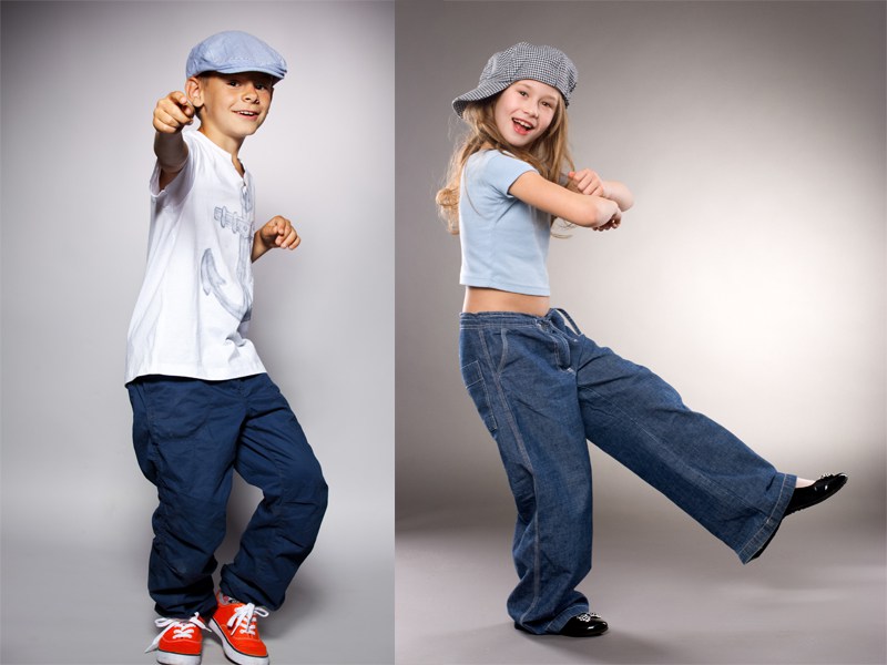 deux enfants faisant de la danse hip hop en colonie