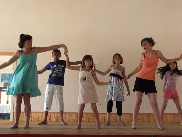 groupe d'enfants en colonie de vacances répétant un spectacle