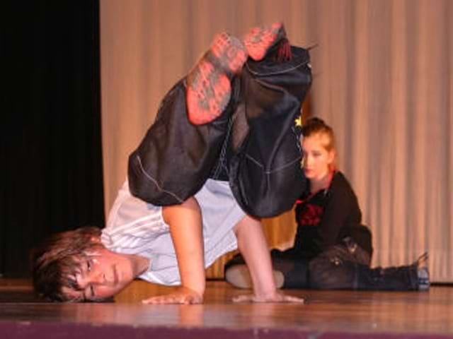 ado faisant du breakdance en colonie de vacances