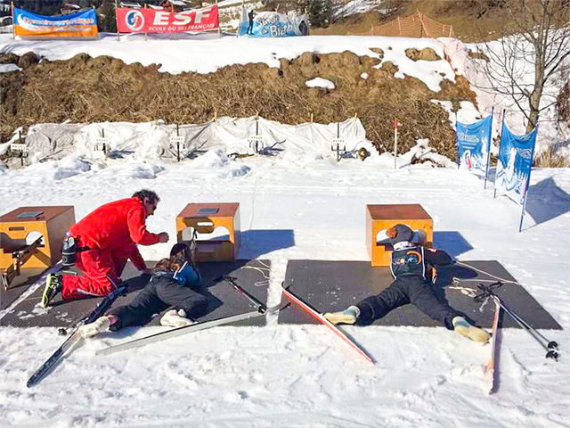 biathlon ski de fond et tir a la carabine activite pendant colo de vacances jeunes hiver 2025