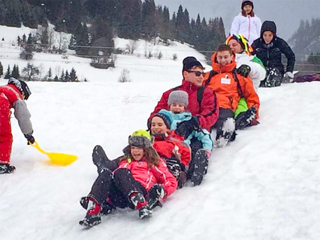 descente en luge a plusieurs colo de vacances jeunes et pre ados en haute savoie fevrier