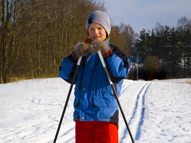 ski de fond sur rails petit garcon qui skie colonie de vacances sports d hiver fevrier