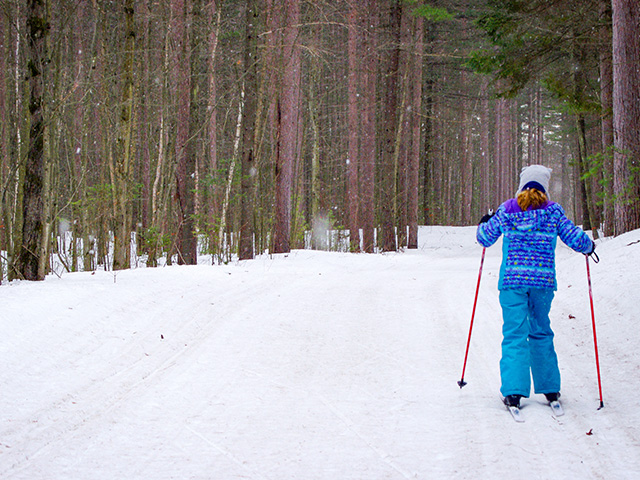 jeune fille faisant du ski de fond en haute savoie sejour hiver