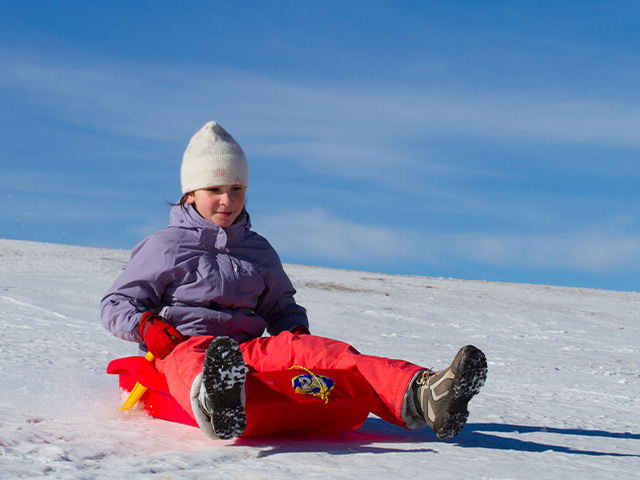 descente en luge d une piste enneigee sejour jeunes fevrier