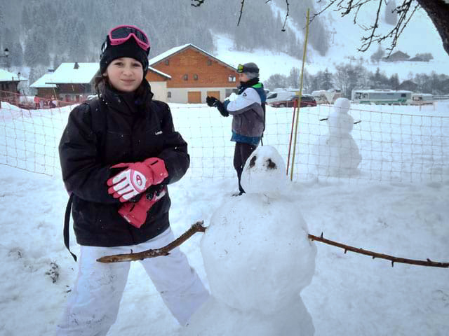 jeune fille et son bonhomme de neige sejour chiens de traineaux fevrier mars