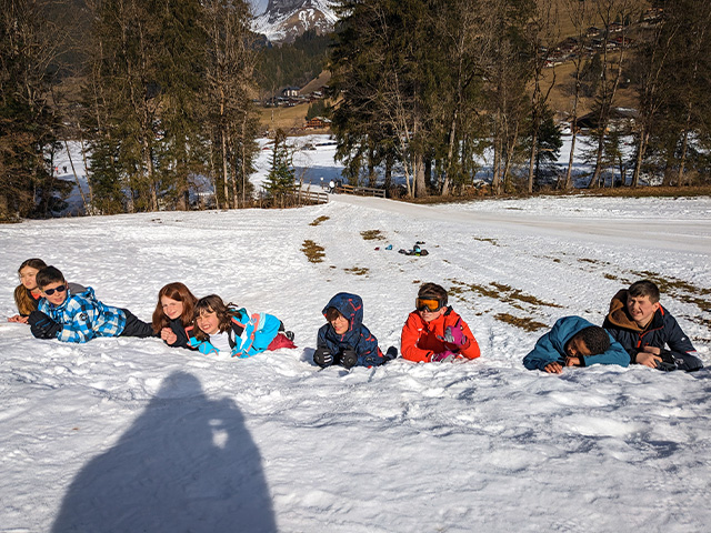 jeunes jouant dans la neige voyage en haute savoie au mois de fevrier 