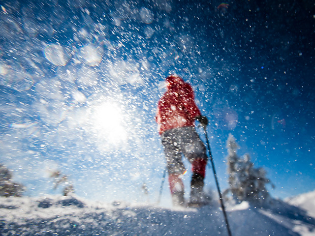 sortie en raquettes dans la vallee d abondance en haute savoie sejour hiver pour les jeunes