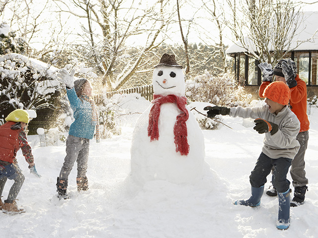 construction de bonshommes de neige et activites hivernales voyage pour les jeunes en haute savoie au mois de fevrier 