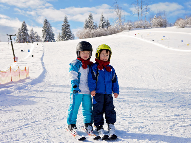 jeunes garçons qui font du ski sejour en haute savoie hiver 
