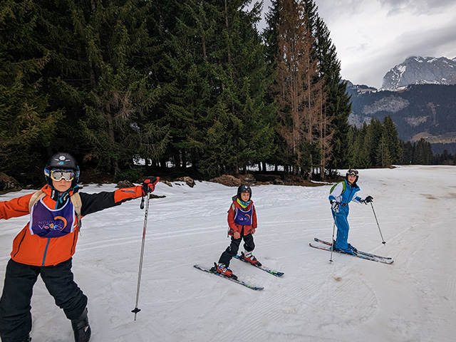 groupe de jeunes sur leurs skis en savoie colonie de vacances ski alpin hiver 