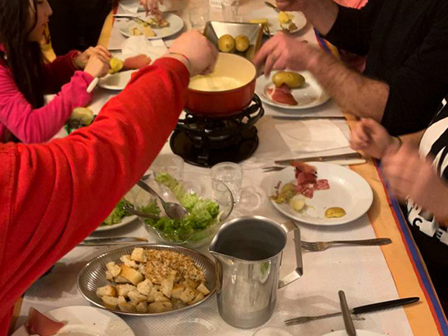 fondue savoyarde colonie de vacances jeunes a abondance hiver
