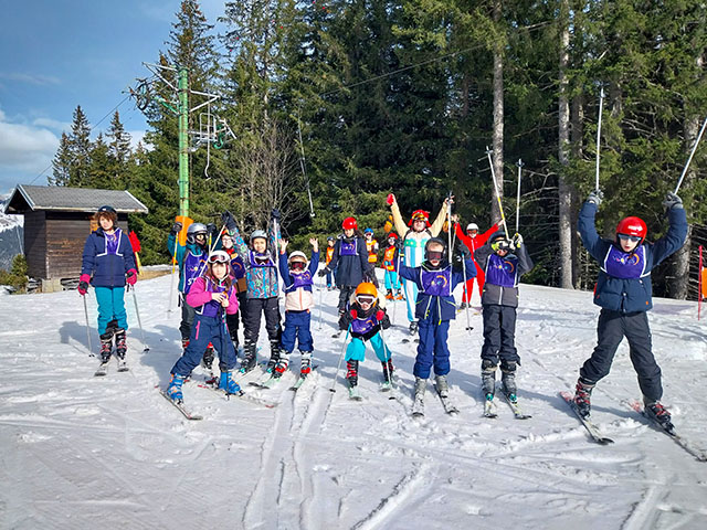 groupe d'enfants en colonie de vacances neige