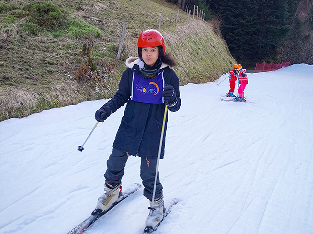 jeune fille skiant sur une piste haute savoie colonie de vacances fevrier