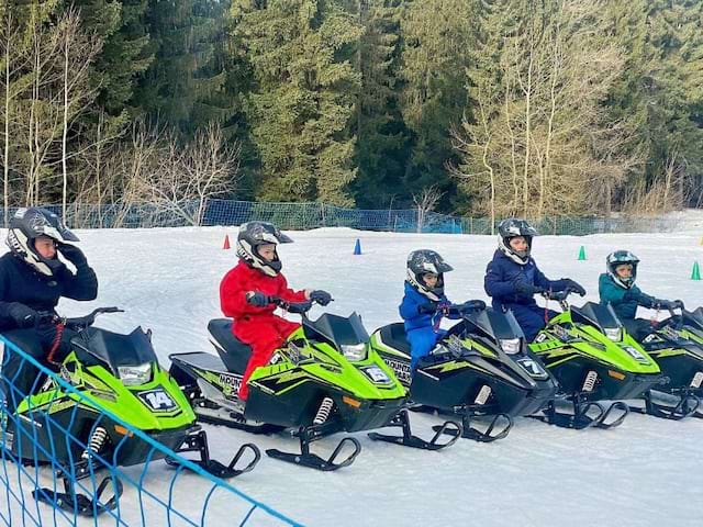 Session motoneige électriques en colo de vacances cet hiver