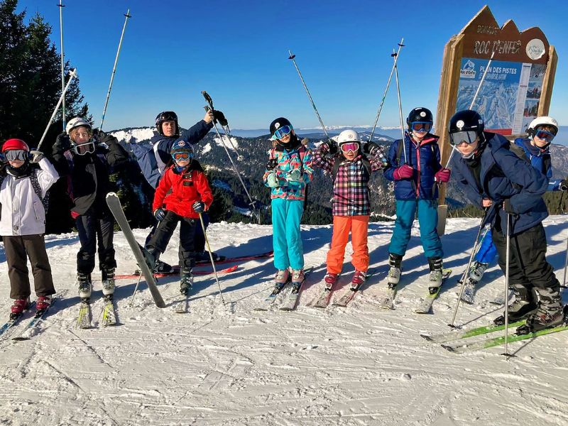 Groupe d'enfants en colo de vacances Ski et motoneige cet hiver