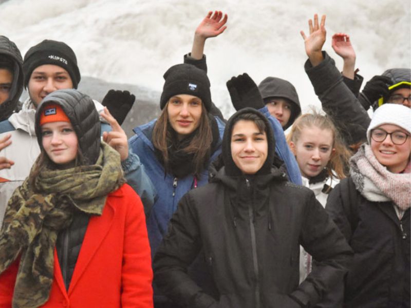 Groupe de jeunes en colo de vacances en Islande cet hiver