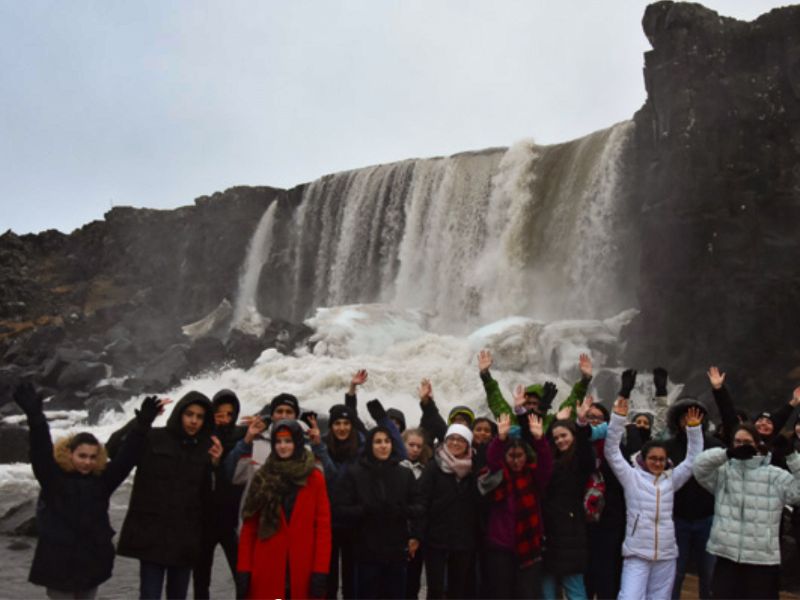 Groupe d'ados en colo de vacances cet hiver en Islande