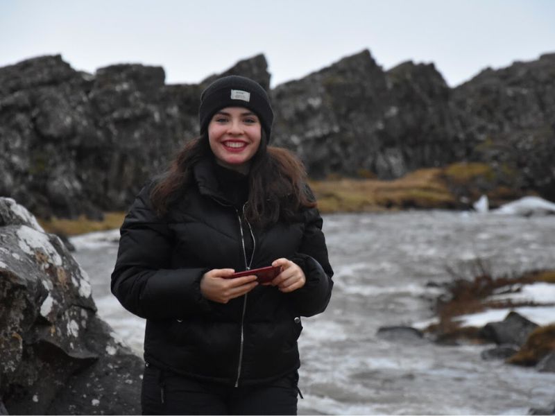 Jeune fille en colo de vacances en Islande cet hiver