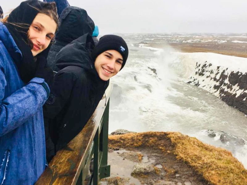 Deux jeunes de 15 ans en colo de vacances en Islande cet hiver