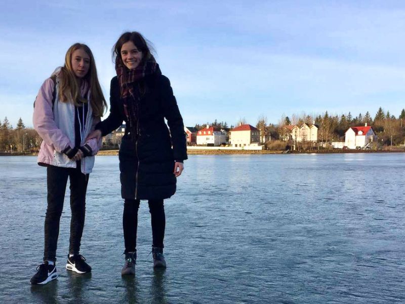 Deux jeunes filles en colo de vacances en Islande cet hiver, devant de sublimes paysages