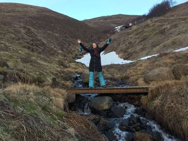 Jeune fille en colo de vacances en Islande